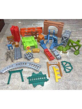 Thomas Trackmaster  Replacement Tracks, Cranky & Misc Parts Lot of 48 Piece